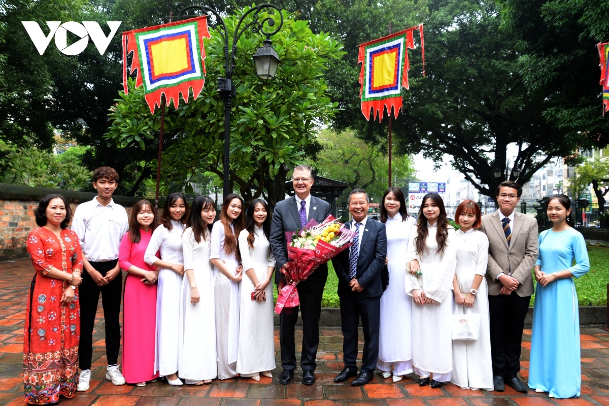 us ambassador pays visit to hanoi s temple of literature picture 2 us ambassador pays visit to hanoi s temple of literature picture 2
