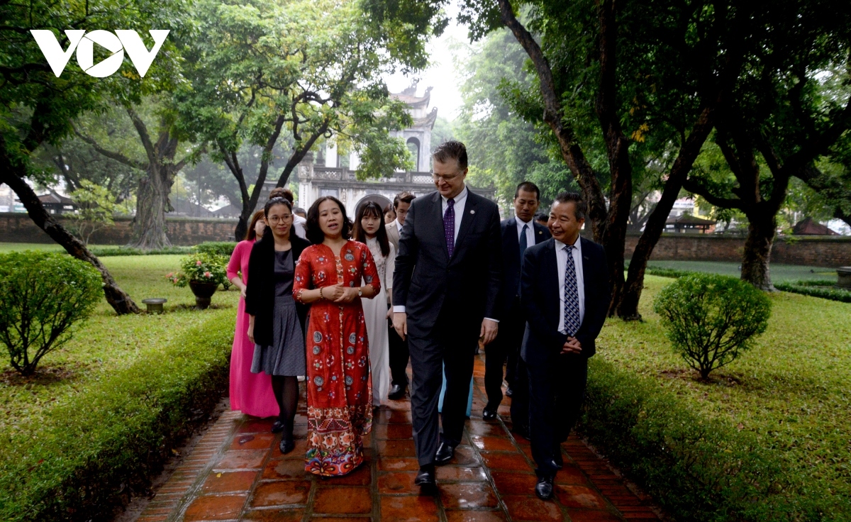us ambassador pays visit to hanoi s temple of literature picture 3 us ambassador pays visit to hanoi s temple of literature picture 3