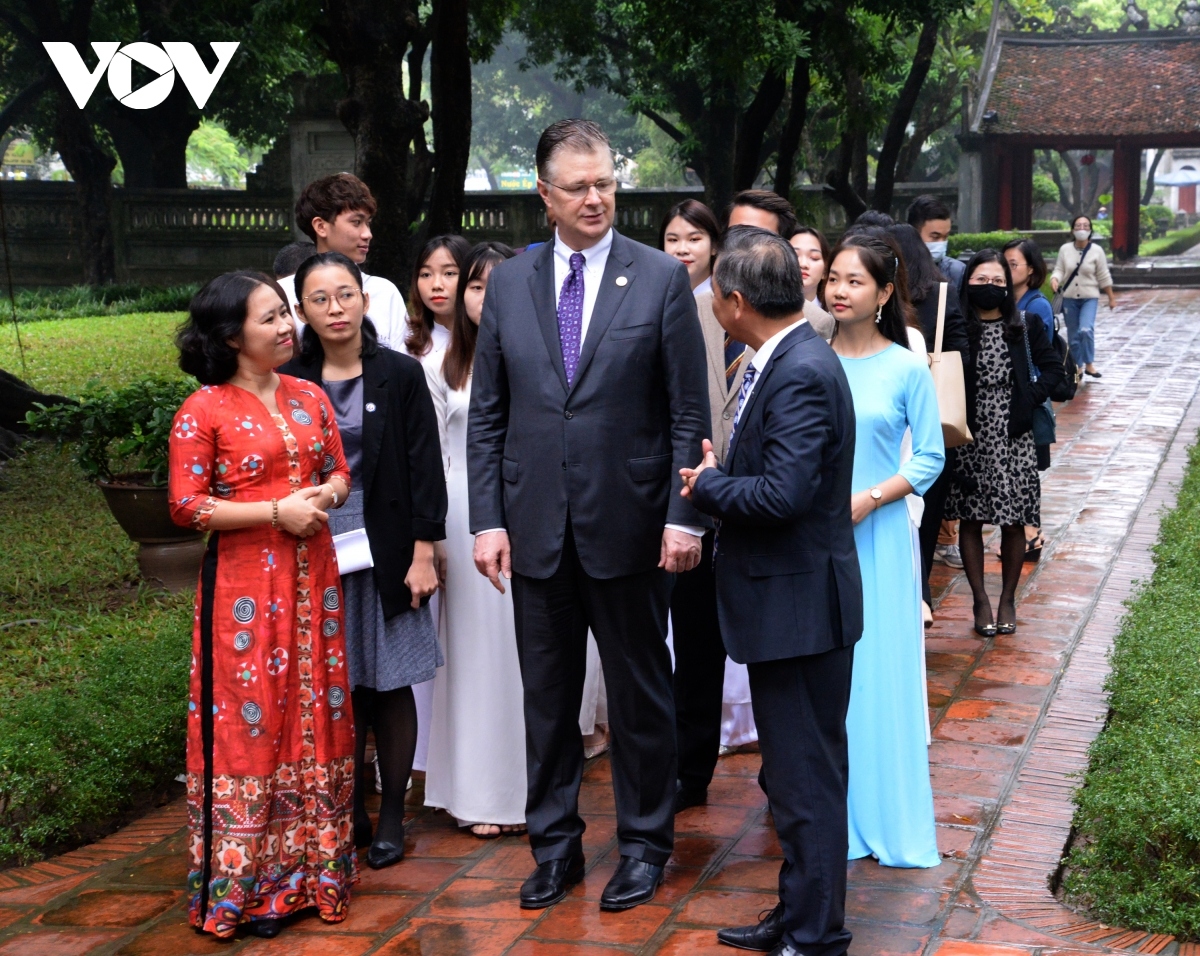 us ambassador pays visit to hanoi s temple of literature picture 4 us ambassador pays visit to hanoi s temple of literature picture 4