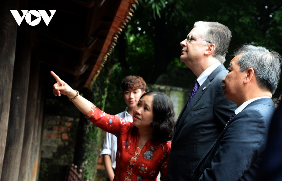 us ambassador pays visit to hanoi s temple of literature picture 5 us ambassador pays visit to hanoi s temple of literature picture 5