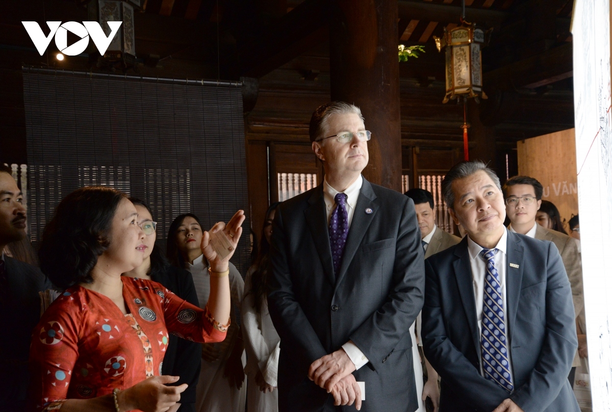 us ambassador pays visit to hanoi s temple of literature picture 6 us ambassador pays visit to hanoi s temple of literature picture 6
