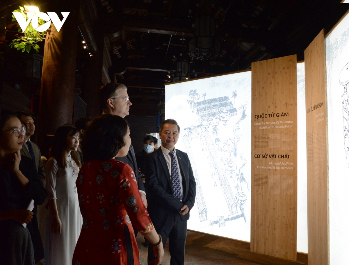 us ambassador pays visit to hanoi s temple of literature picture 7