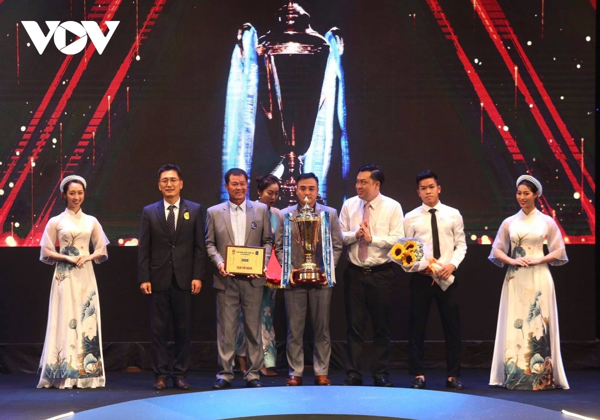 van quyet named as best footballer at v.league awards picture 11
