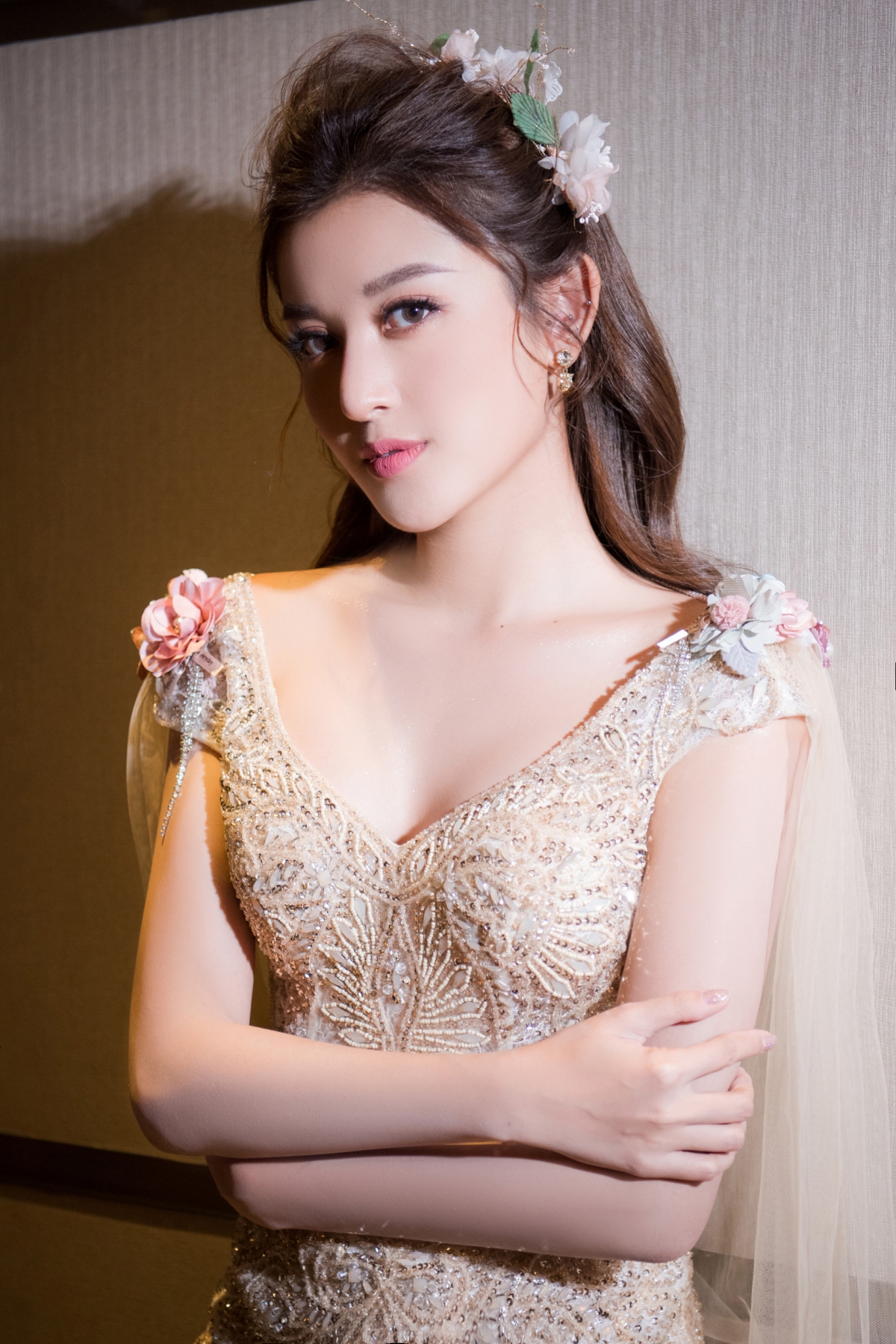A hau huyen my dep nhu cong chua buoc ra tu co tich tren san catwalk hinh anh 9