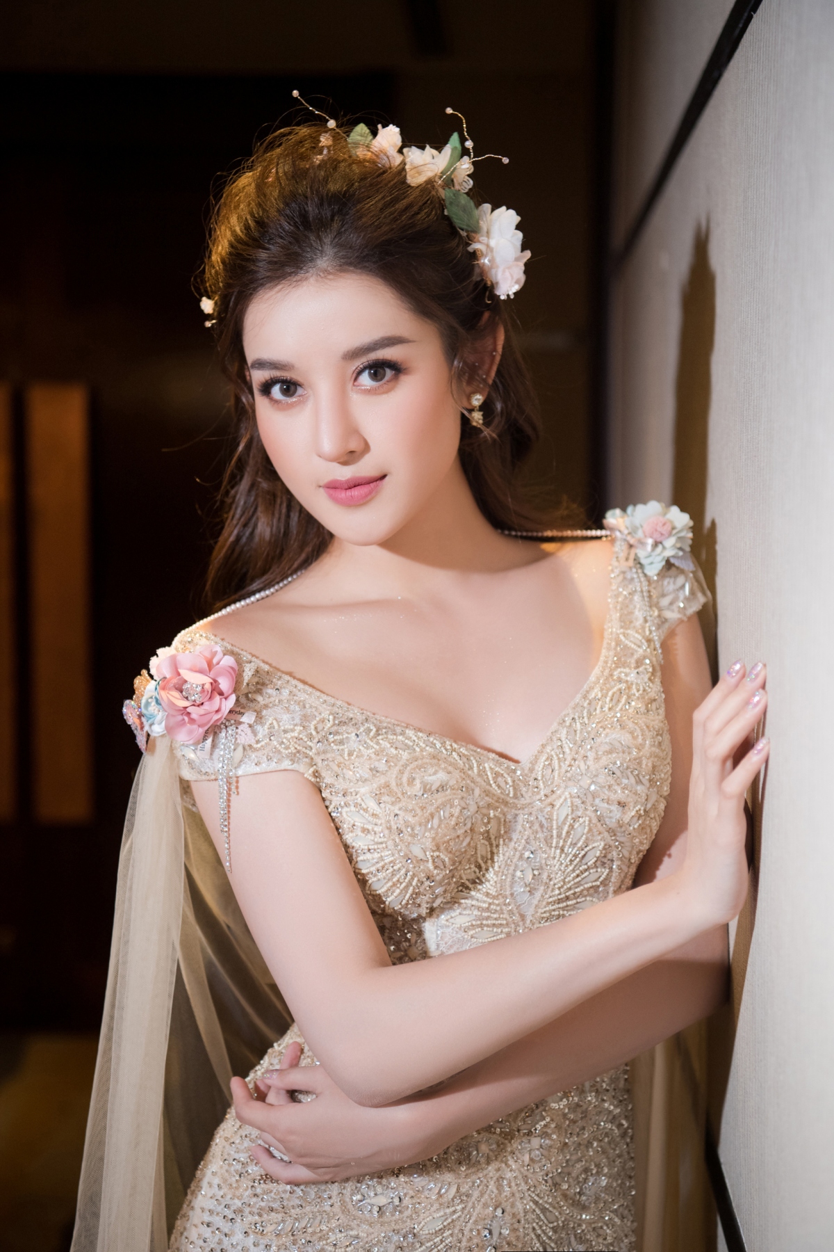 A hau huyen my dep nhu cong chua buoc ra tu co tich tren san catwalk hinh anh 8
