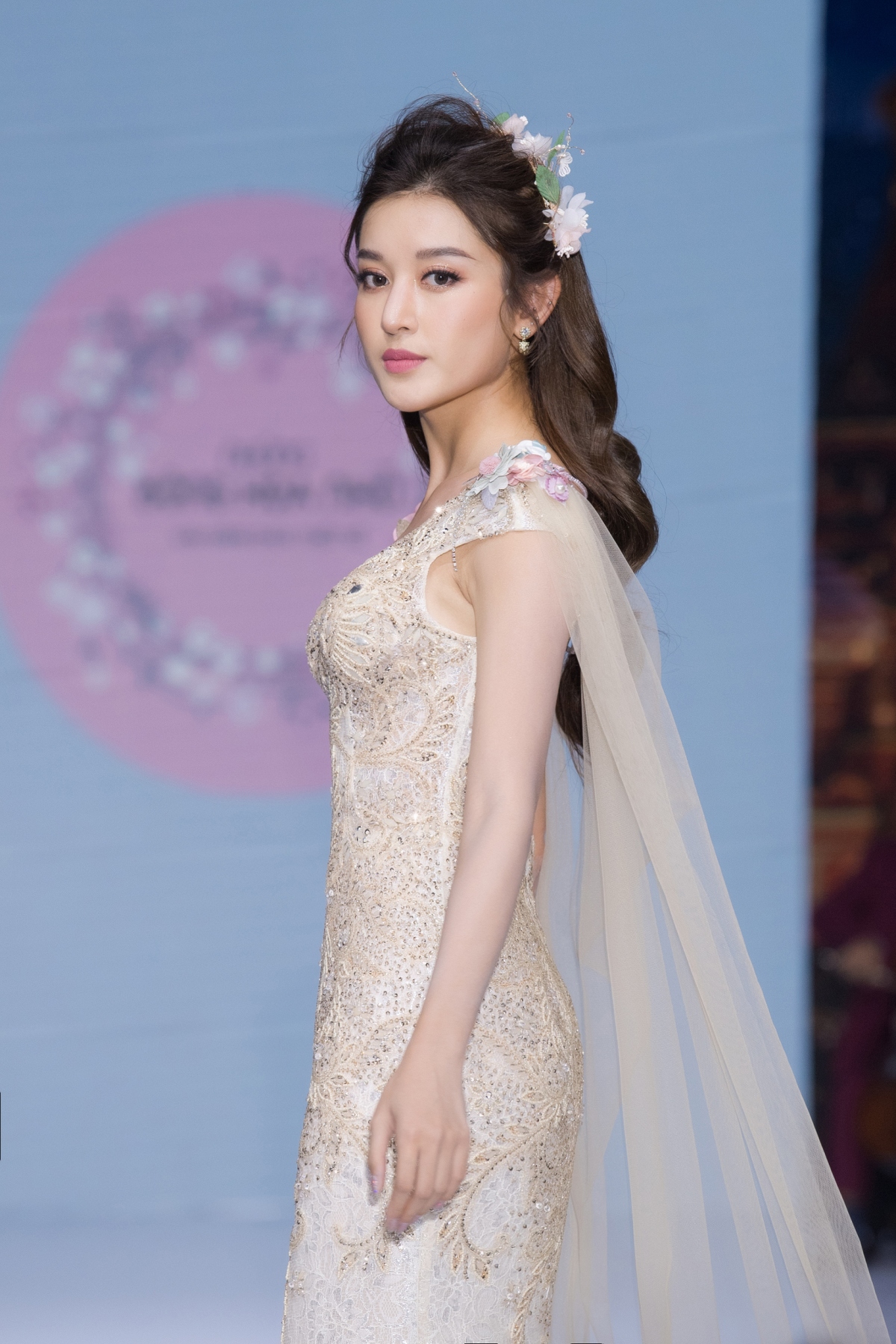 A hau huyen my dep nhu cong chua buoc ra tu co tich tren san catwalk hinh anh 7