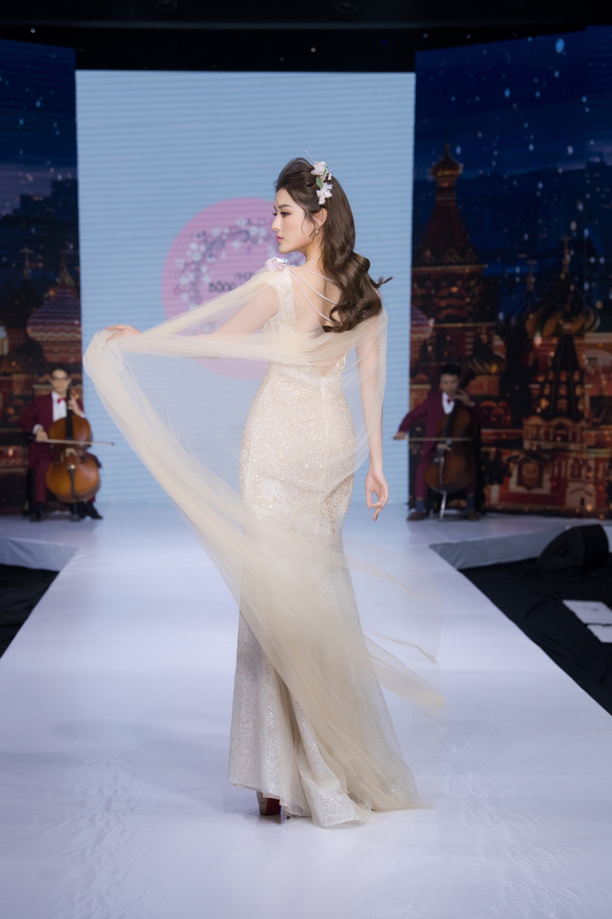 A hau huyen my dep nhu cong chua buoc ra tu co tich tren san catwalk hinh anh 6