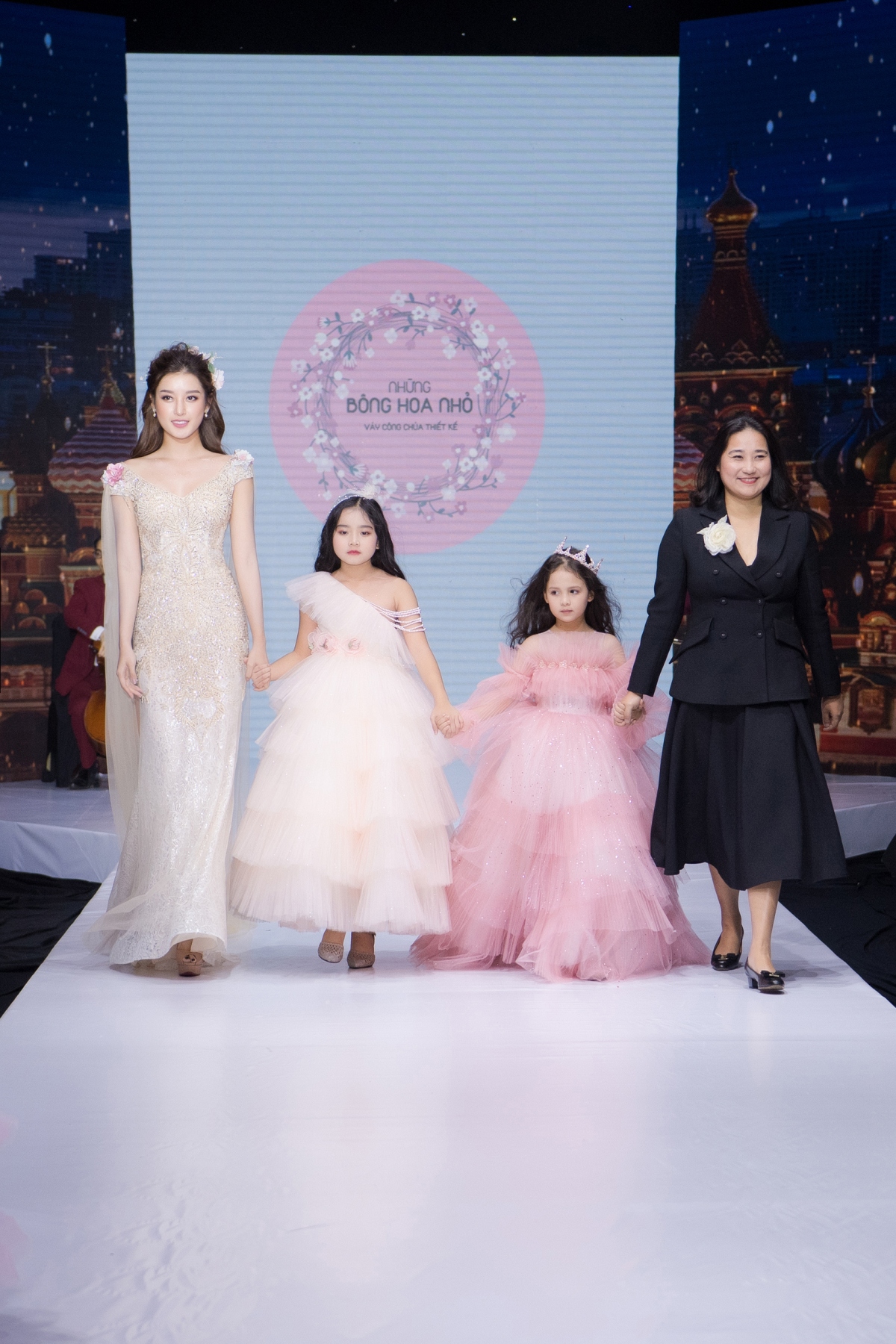 A hau huyen my dep nhu cong chua buoc ra tu co tich tren san catwalk hinh anh 2