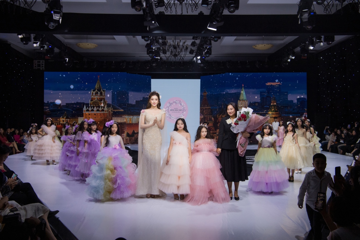A hau huyen my dep nhu cong chua buoc ra tu co tich tren san catwalk hinh anh 1