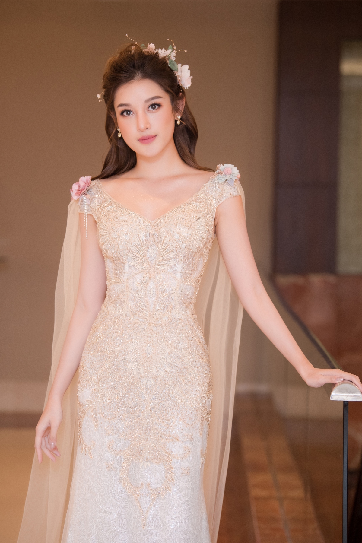 A hau huyen my dep nhu cong chua buoc ra tu co tich tren san catwalk hinh anh 4