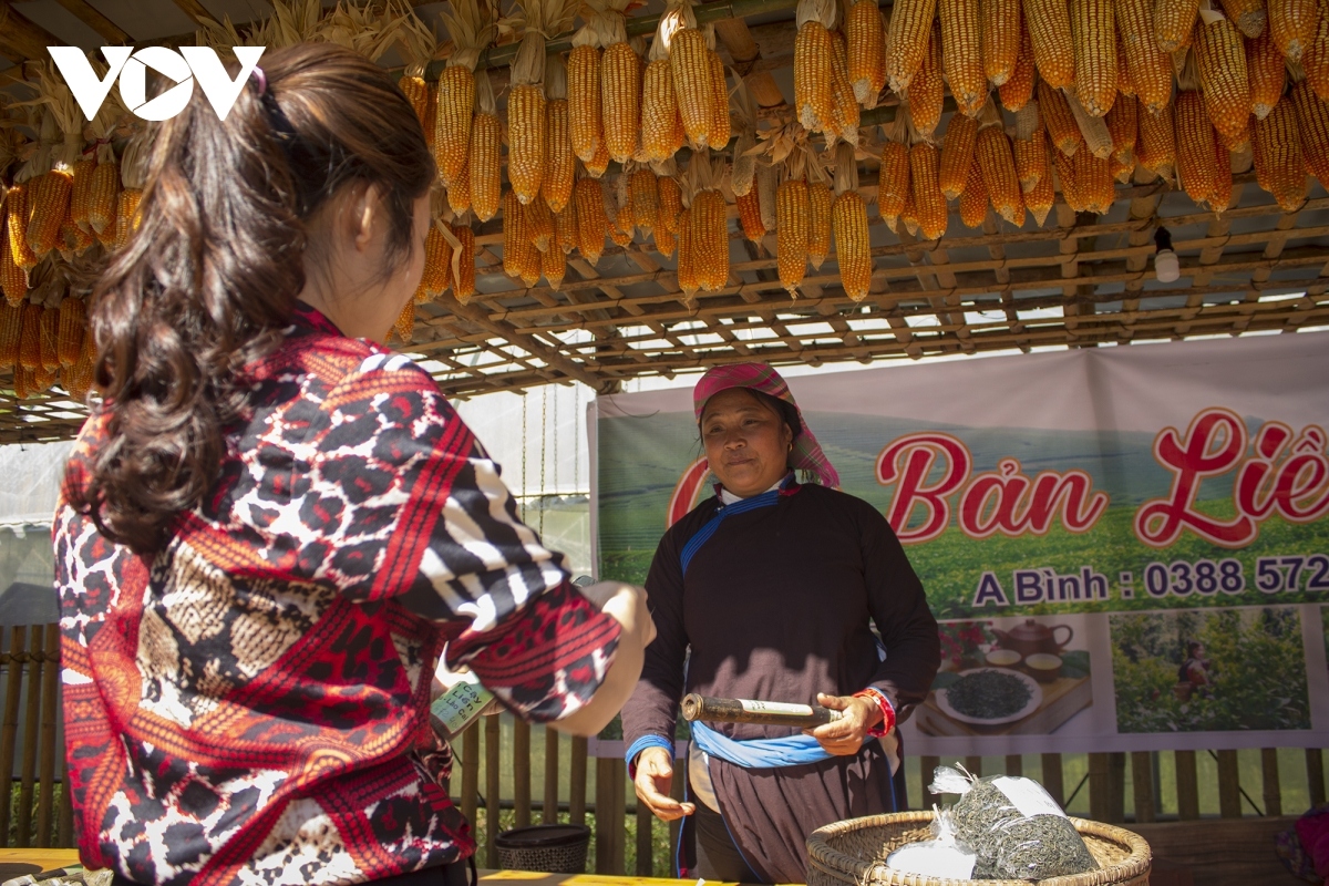 a glimpse of wintery festival on bac ha plateau picture 7