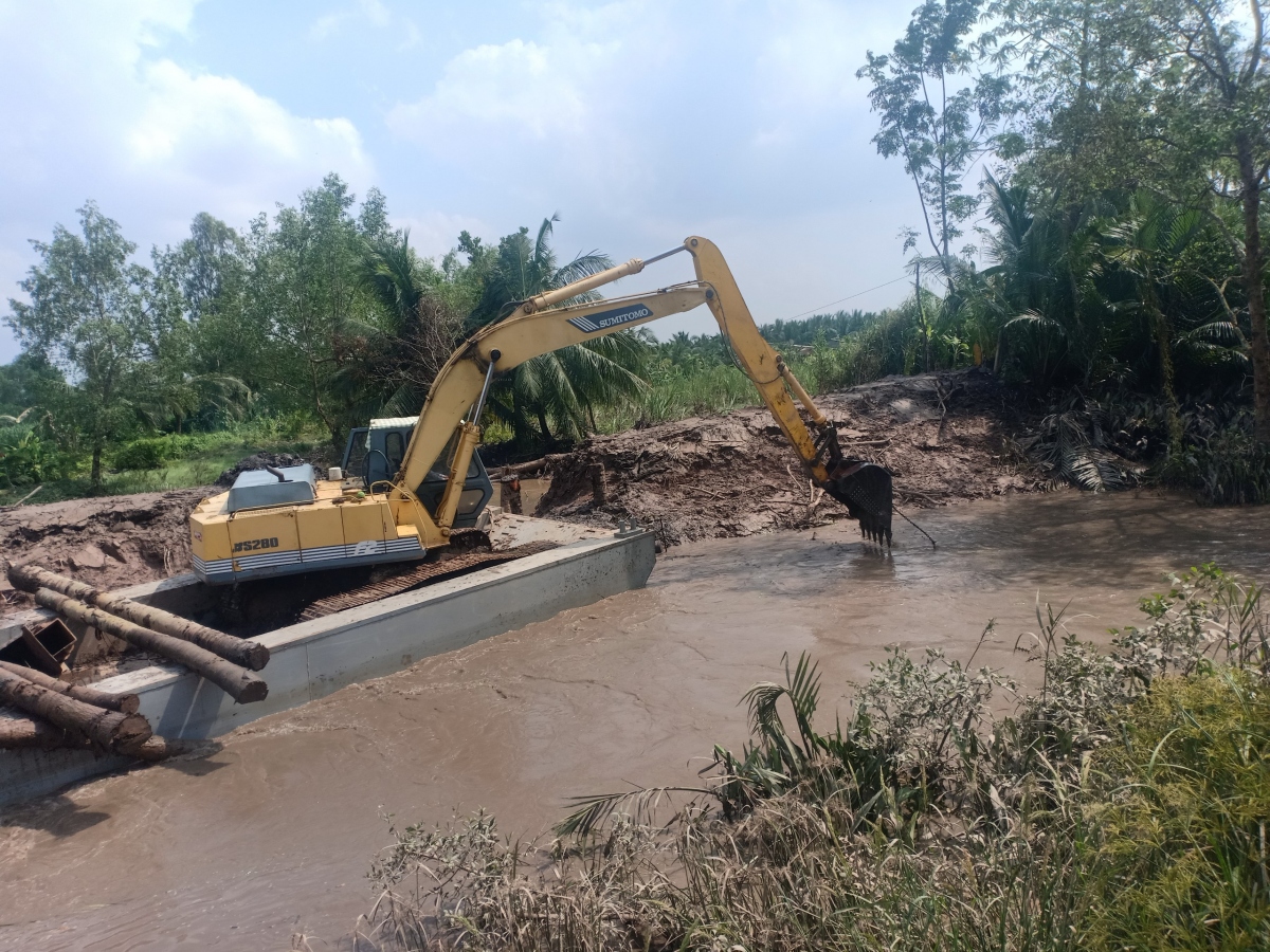 Sóc Trăng khẩn trương gia cố đê bao chống triều cường