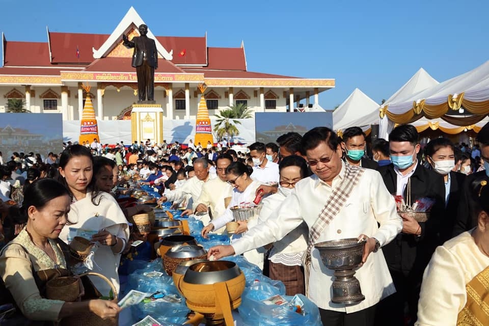 Thủ tướng Lào Thongloun Sisulith thực hiện nghi thức tôn giáo tại lễ kỷ niệm 100 năm ngày sinh Chủ tịch Kaysone Phomvihan.
