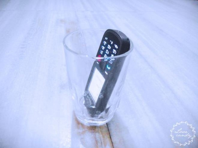 Đặt điện thoại của bạn vào ly uống nước hoặc bát để tăng âm lượng của loa.