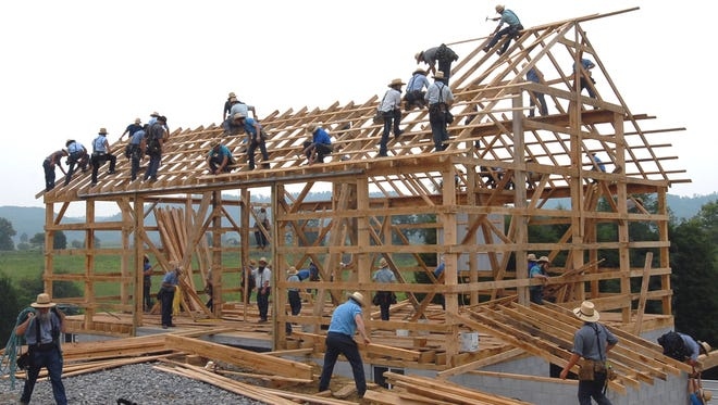 Người Amish thành lập những đội xây dựng để xây nhà ở và các công trình khác cho những người ngoài cộng đồng của mình. Ảnh: AP