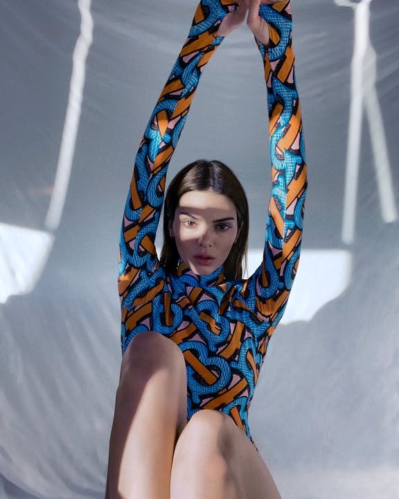 Kendall Jenner tự thực hiện những bức hình quảng bá cho bộ sưu tập mới của Burberry tại nhà. 