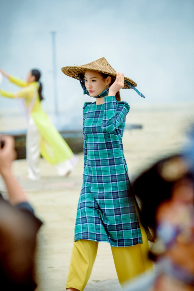 hoa hau thuy dung trinh dien ao dai tai festival Ao dai quang ninh 2020 hinh anh 9