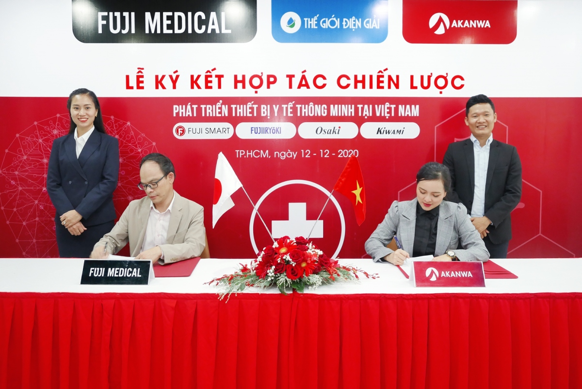Đại diện Fuji Medical Việt Nam ký kết hợp tác cùng Akanwa.