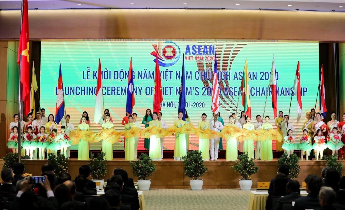 Các nghệ sỹ Nhà hát Nghệ thuật đương đại Việt Nam tại lễ khởi động Năm ASEAN 2020.