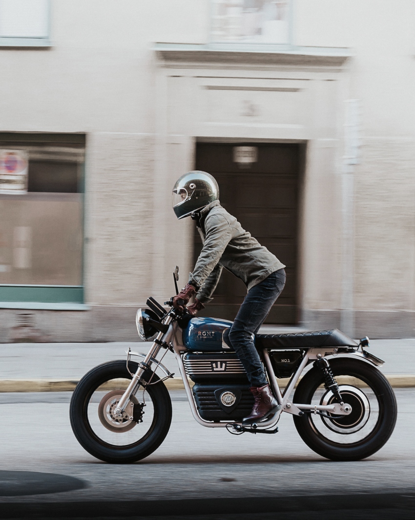 Mức giá dành cho chiếc Scrambler No.1 là 11.950 euro (tương đương 337 triệu đồng), tiền cọc 450 euro (tương đương 12,7 triệu đồng) trên trang chủ của RGNT. Mức giá dành cho chiếc Scrambler No.1 là 11.950 euro (tương đương 337 triệu đồng), tiền cọc 450 euro (tương đương 12,7 triệu đồng) trên trang chủ của RGNT.