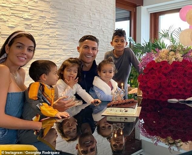 c.ronaldo va ban gai mac do doi don giang sinh am ap ben cac con hinh anh 2