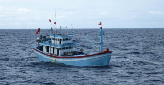 tau ca bi hong may, tha troi tren bien tai binh Dinh hinh anh 1