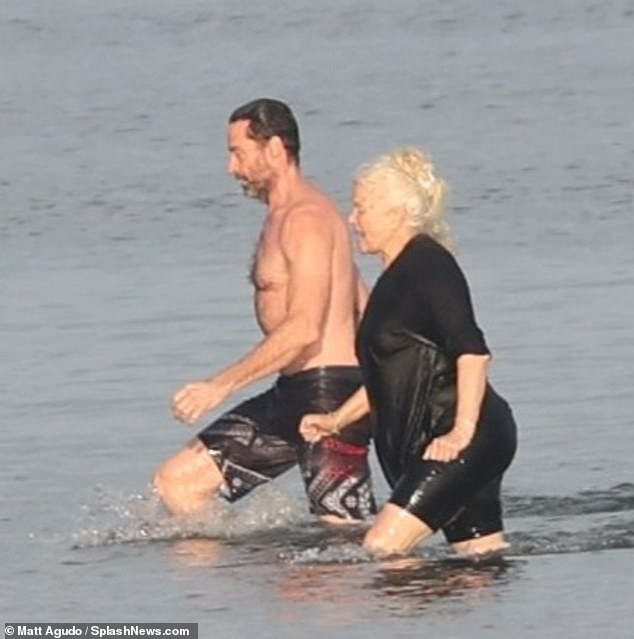  nguoi soi hugh jackman coi tran, om hon vo tinh tu tren bien hinh anh 3