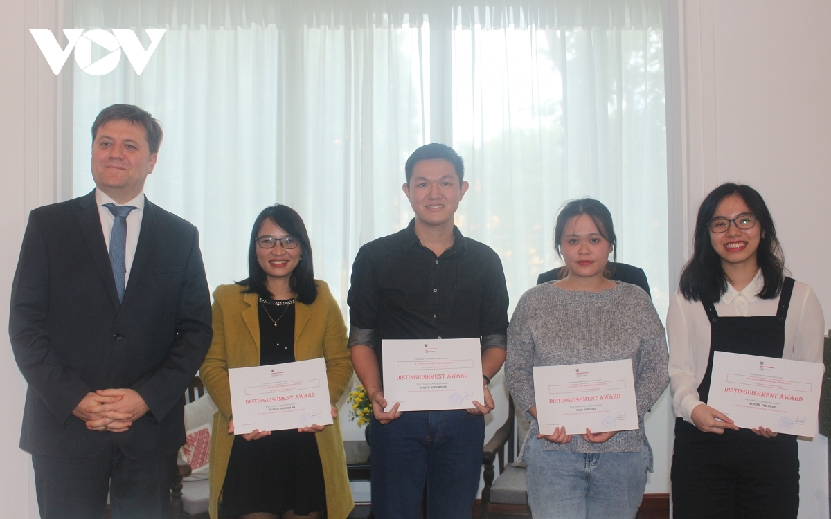 Vietnamese writers honoured for knowledge of Poland