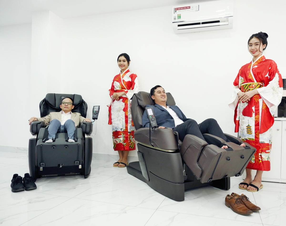 Quan khách trải nghiệm ghế massage chất lượng Nhật Bản tại văn phòng Fuji Medical.