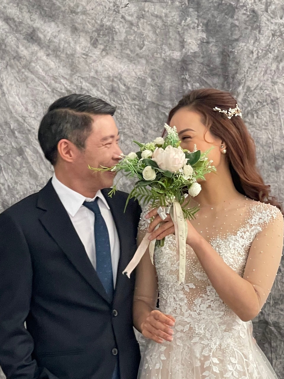 Lộ hình ảnh hậu trường chụp ảnh cưới của NSND Công Lý và bạn gái kém 15 tuổi