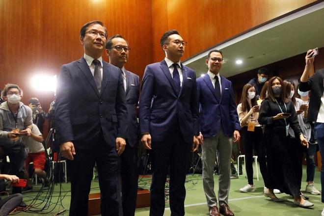 Bốn nhà lập pháp Hong Kong bị bãi nhiệm. Ảnh: South China Morning Post.