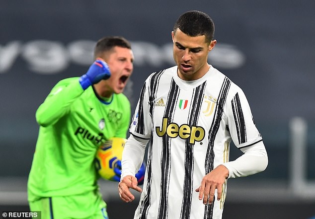 ronaldo da hong phat den, juventus bi atalanta cam chan hinh anh 6