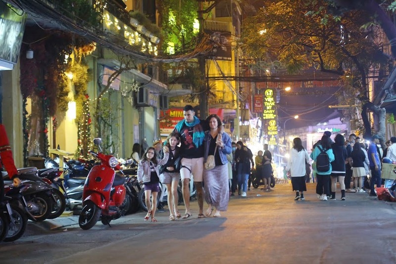 pedestrian streets expanded around hoan kiem lake picture 6