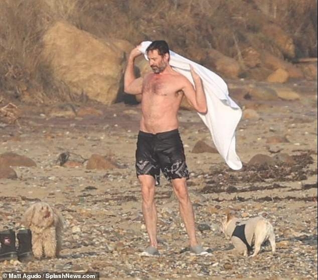  nguoi soi hugh jackman coi tran, om hon vo tinh tu tren bien hinh anh 6