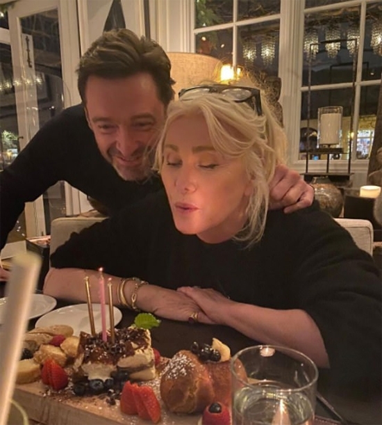 nguoi soi hugh jackman coi tran, om hon vo tinh tu tren bien hinh anh 7