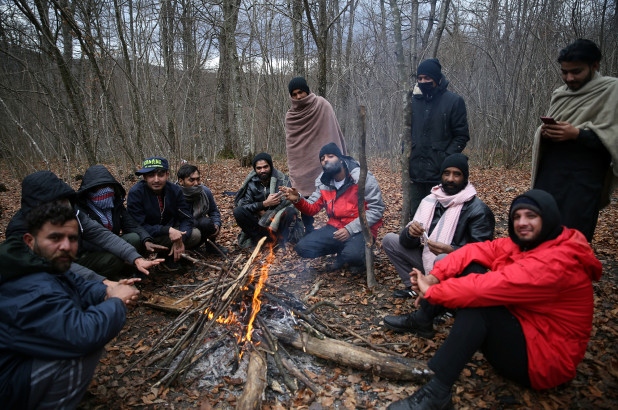 hang nghin nguoi di cu bo vo sau khi trai bosnia bi chay rui hinh anh 1