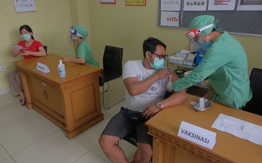 indonesia uu tien tiem vaccine covid-19 tai dao java va bali dot dau hinh anh 1