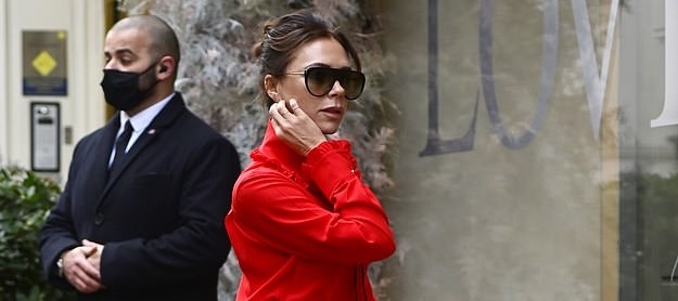 Victoria Beckham diện đầm đỏ rực tự thiết kế, khoe dáng thanh mảnh ra phố