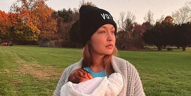 Gigi Hadid địu con gái cưng đứng tạo dáng trên đồng cỏ xanh