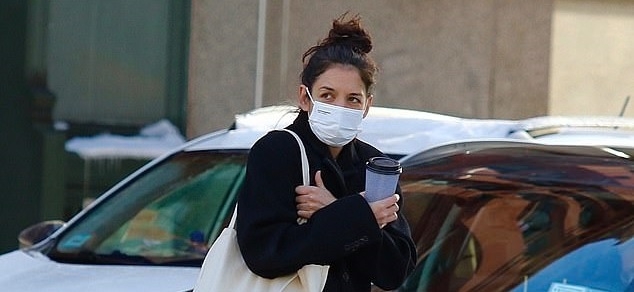 Katie Holmes cô đơn giữa thời tiết lạnh giá