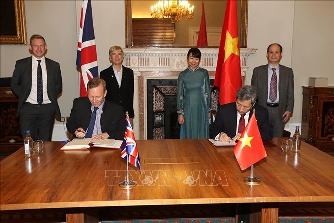 vietnam, uk officially sign bilateral fta in london picture 1