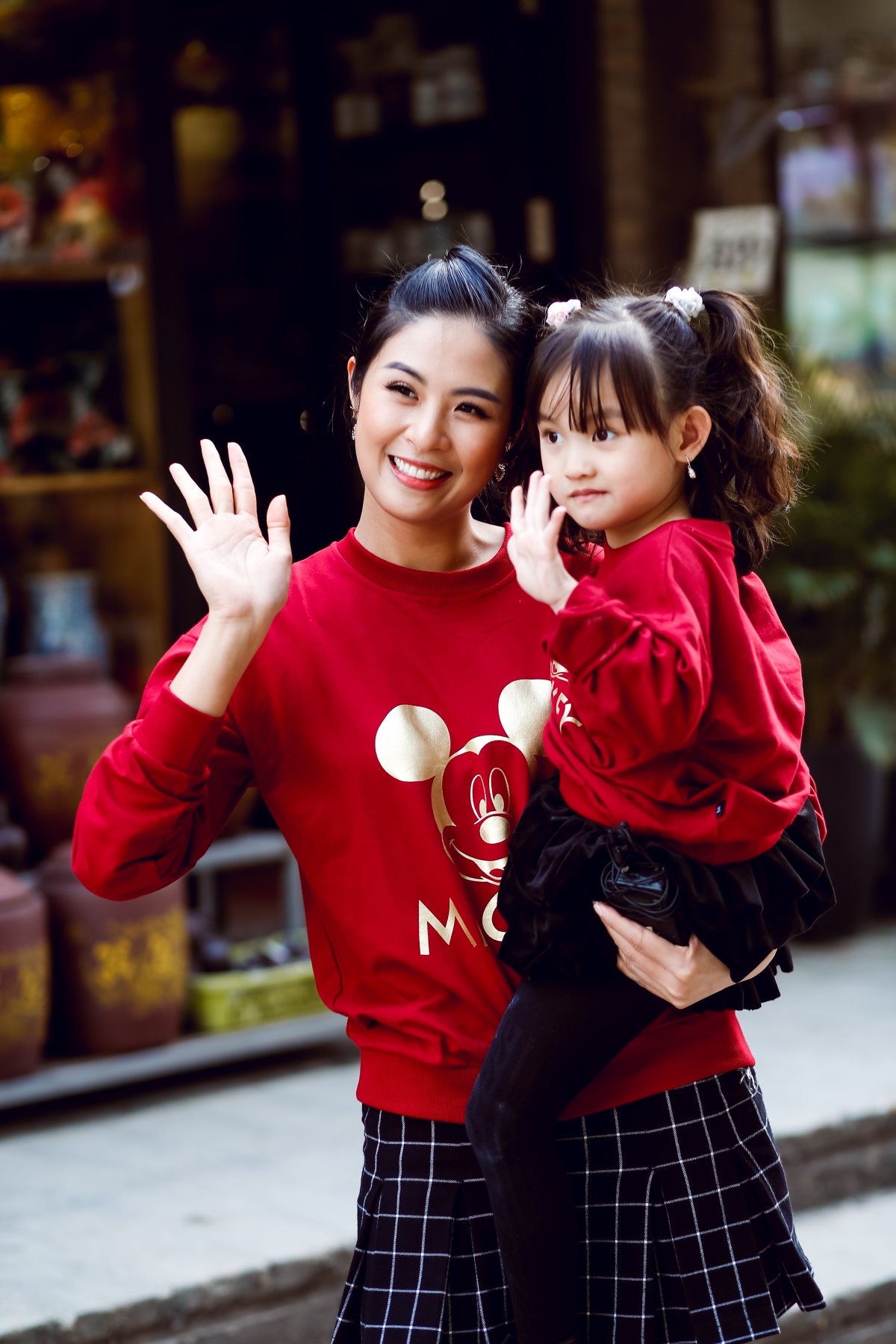 ngọc hân mặc áo đôi, cùng con gái hồng quế đi làm gốm hình ảnh 2 ngoc han mac ao doi, cung con gai hong que di lam gom hinh anh 2
