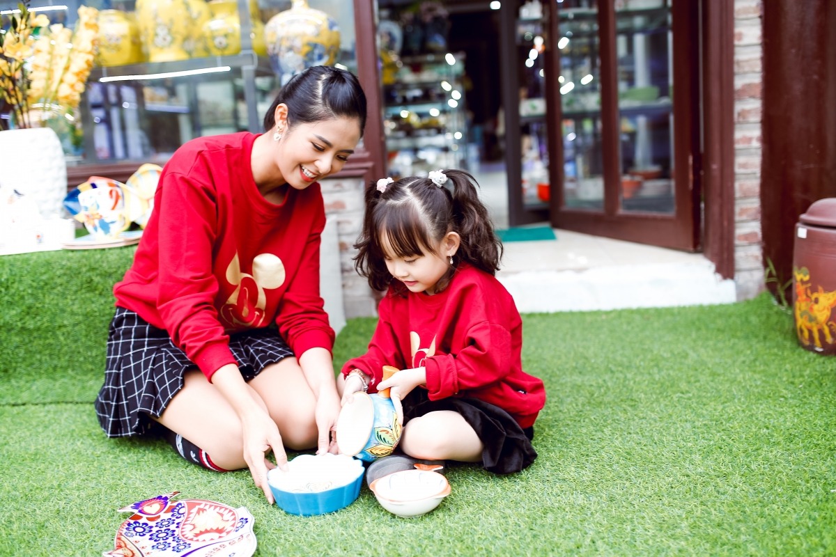 ngọc hân mặc áo đôi, cùng con gái hồng quế đi làm gốm hình ảnh 10 ngoc han mac ao doi, cung con gai hong que di lam gom hinh anh 10