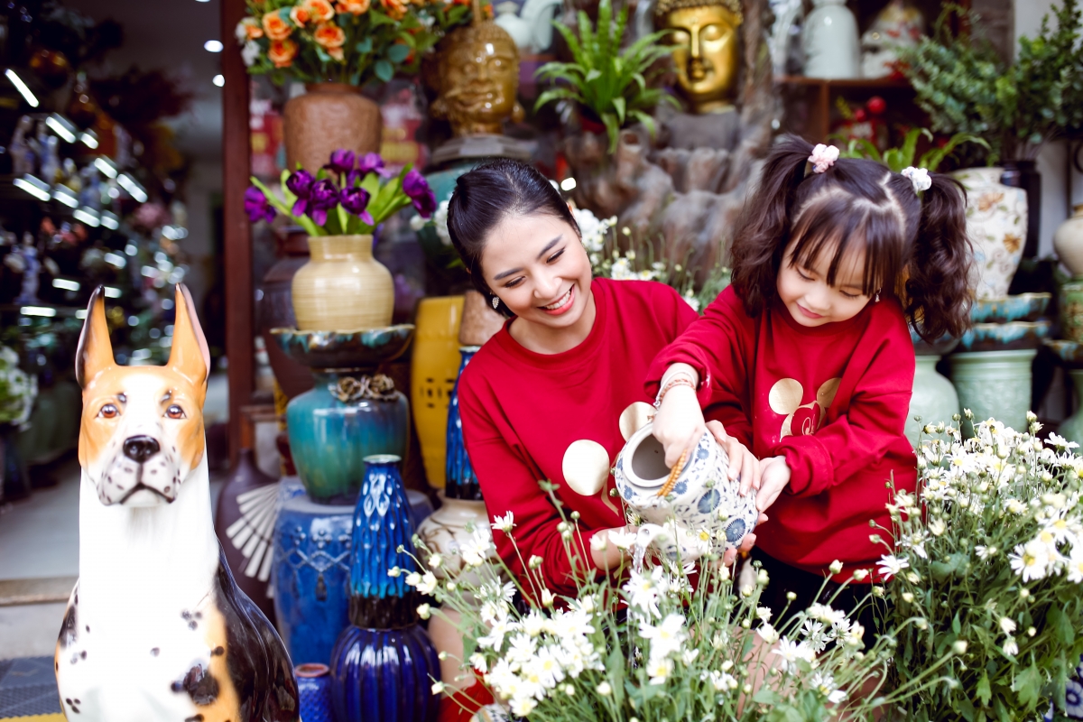 ngọc hân mặc áo đôi, cùng con gái hồng quế đi làm gốm hình ảnh 8 ngoc han mac ao doi, cung con gai hong que di lam gom hinh anh 8
