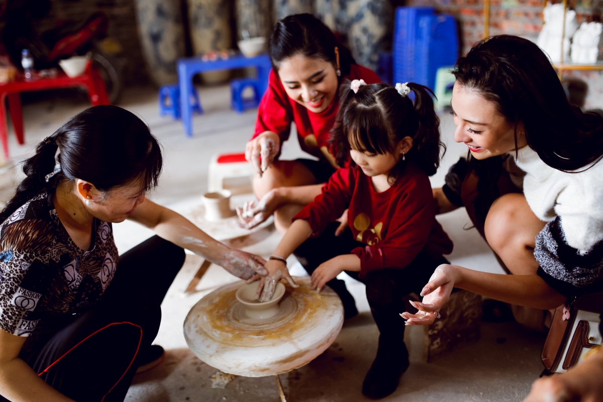 ngọc hân mặc áo đôi, cùng con gái hồng quế đi làm gốm hình ảnh 5 ngoc han mac ao doi, cung con gai hong que di lam gom hinh anh 5