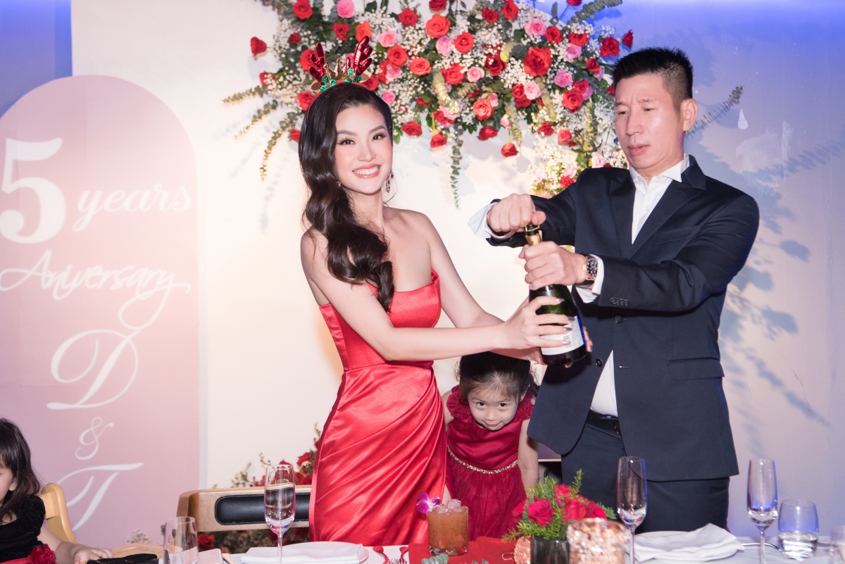 Á hậu Diễm Trang tổ chức kỷ niệm 5 năm ngày cưới với chồng “đại ...