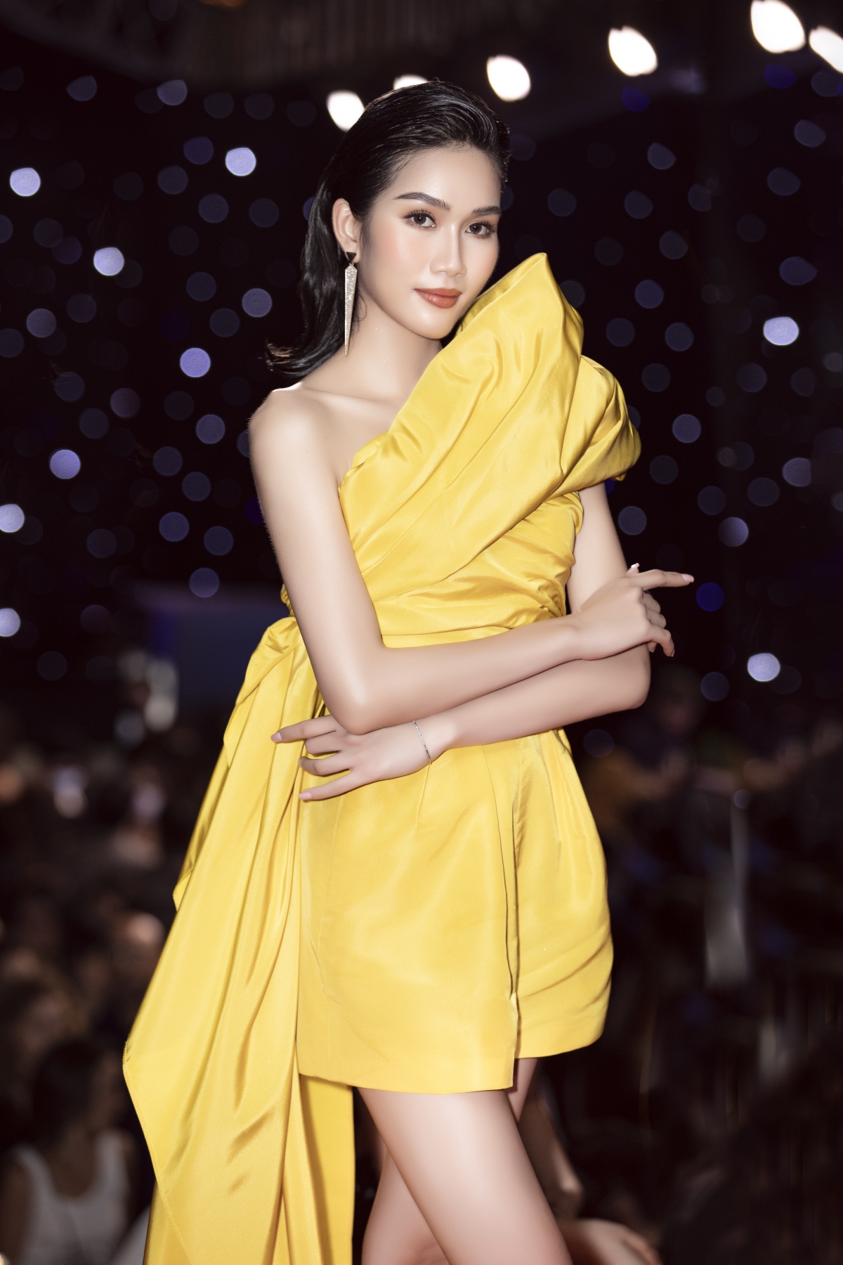tiểu vy, lương thuỳ linh đọ nhan sắc tại tuần lễ thời trang quốc tế việt nam hình ảnh 8 tieu vy, luong thuy linh do nhan sac tai tuan le thoi trang quoc te viet nam hinh anh 8