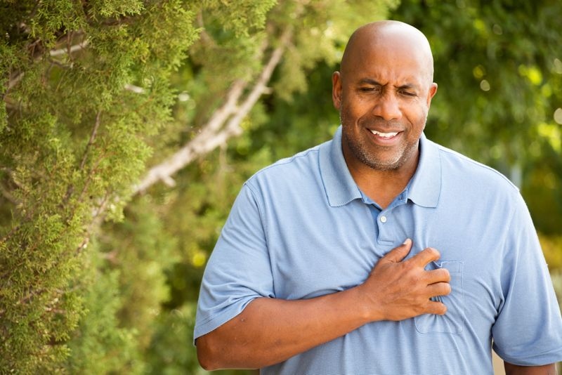 Đau ngực: Tim không thể hoạt động bình thường nếu thiếu oxy. Có nhiều nguyên nhân gây thiếu oxy đến tim, trong đó có bệnh thiếu máu. Nghiên cứu cho thấy rất nhiều người bị bệnh tim cũng mắc chứng thiếu máu, và người bị thiếu máu cũng có nguy cơ mắc bệnh tim mạch cao hơn.