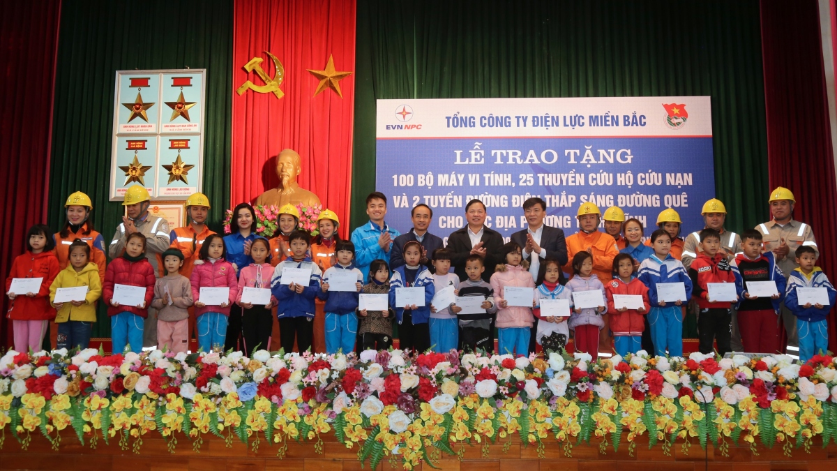 evnnpc tri an khach hang vung lu nghe an, ha tinh so tien hon 2,3 ty dong hinh anh 2