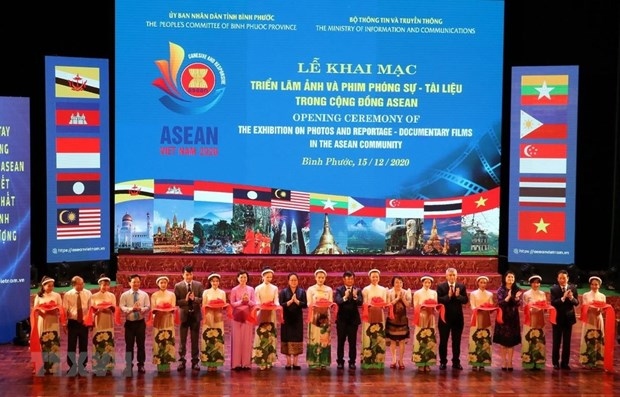 photo and film exhibition on asean community underway in binh phuoc picture 1